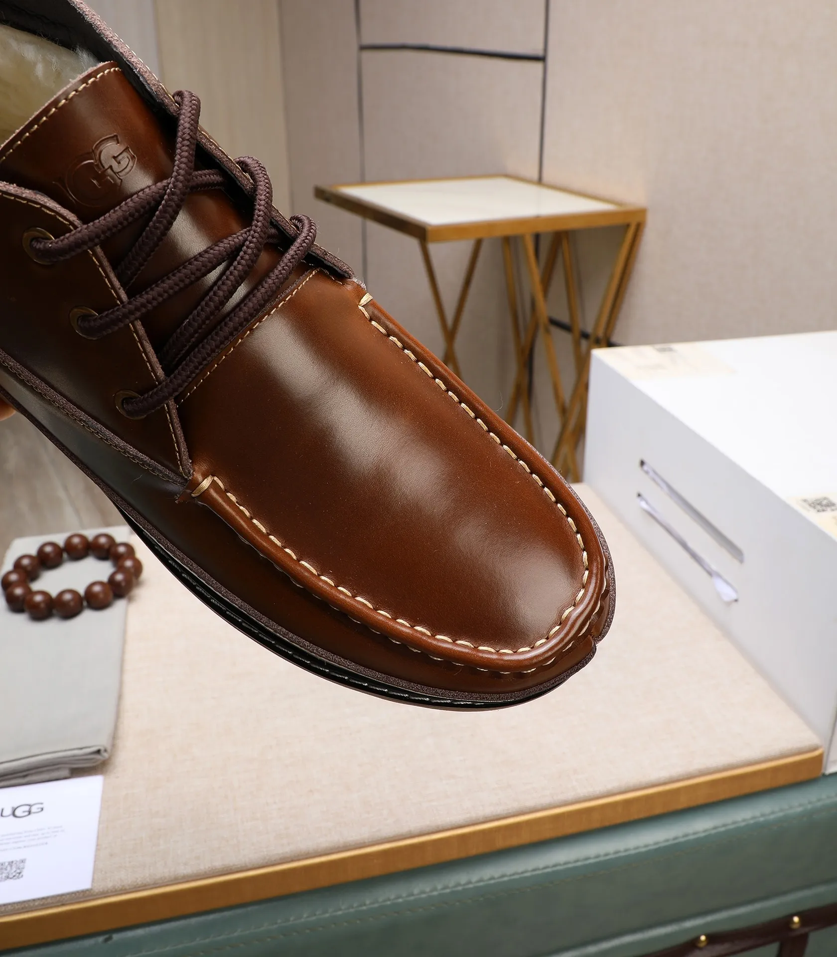 Men's shoes 💰600 (full genuine wool lining, 10% off for fake ones) Please note the quality of the original item and compare the thickness of the wool 🏮🏮 Popular UGG from Australia's warm luxury brand men's shoes, the official website is synchronized, Beckham men's style..., made of imported top-layer waxed cowhide, waxed toe cap, Australian real wool velvet lining Carefully sewn...Imported rubber Martin boots outsole (comfortable, soft, wear-resistant) The quality is really great...Exquisite workmanship, you can't put it down at first sight, size 38-44 (customized in 45)